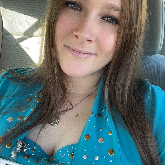 Meet your Posher, Kayla - Picture 3 of 3